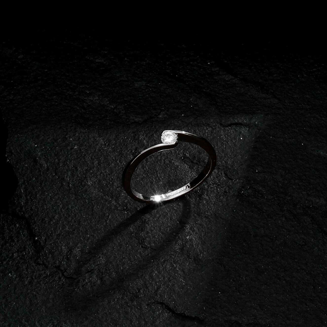 Anel Solitário Ponto de Luz Zircônia Banhado Ródio Branco